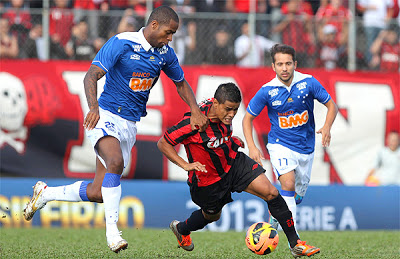 Jogadores de Cruzeiro e Atlético-PR lutam contra o péssimo gramado.