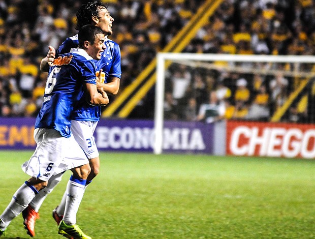 Goulart marca golaço e põe Cruzeiro na liderança. FOTO: Ag. Estado