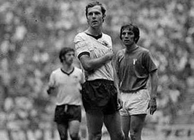 Beckembauer e seu lendário jogo contra a Itália em 70, com o braço deslocado. FOTO: FIFA