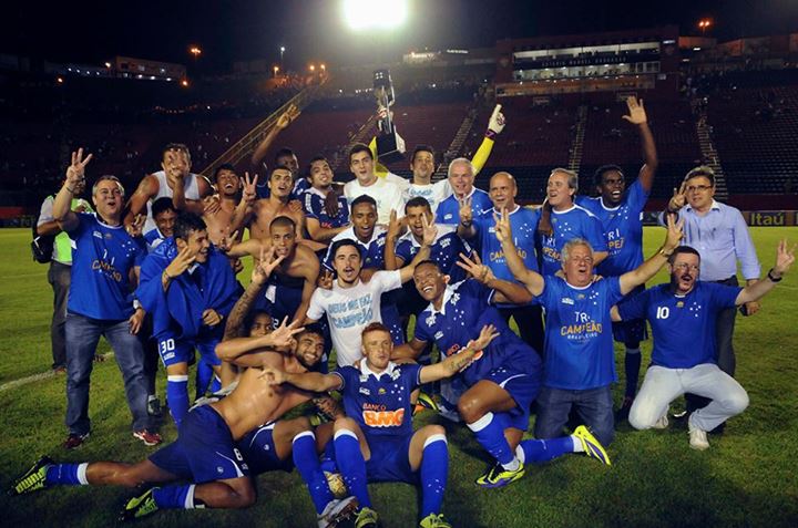 Jogadores do Cruzeiro comemoram título no Barradão. FOTO: globoesporte.com