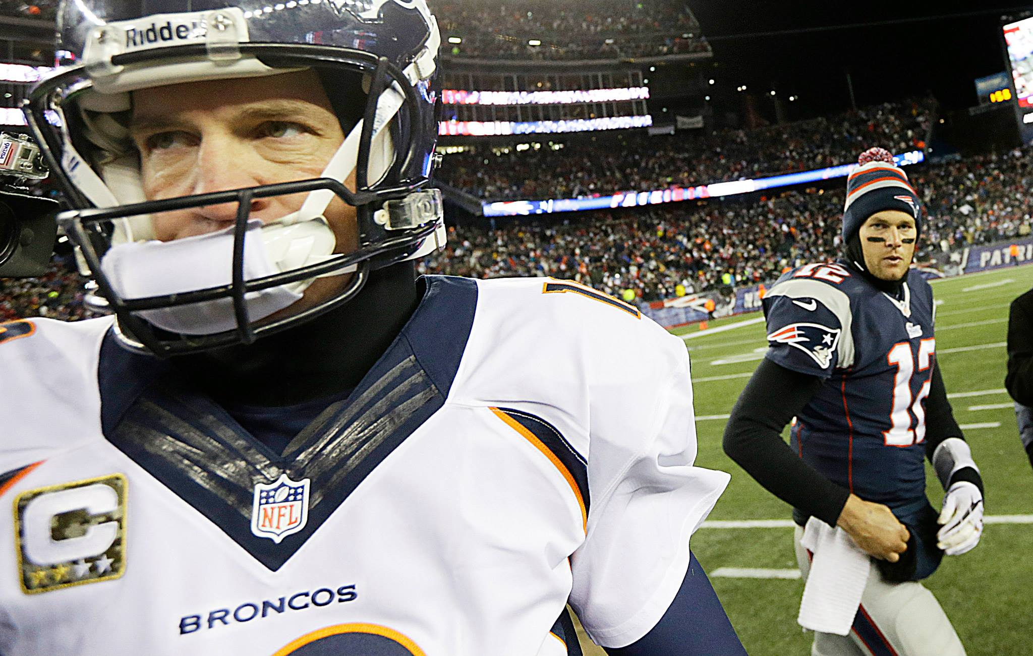 Os dois QBs na virada épica do Patriots sobre o Broncos. FOTO: NFL