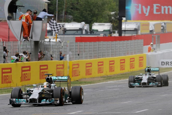 Apesar da pressão recebida, Hamilton mais uma vez terminou a frente de Rosberg e assume a liderança no campeonato.  FOTO: AP