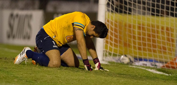 O goleiro Fábio falha e entrega a vitória ao Corinthians. FOTO: Reginaldo Castro
