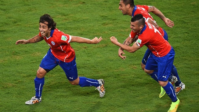 Valdívia marca belo gol na vitória chilena. FOTO: FIFA