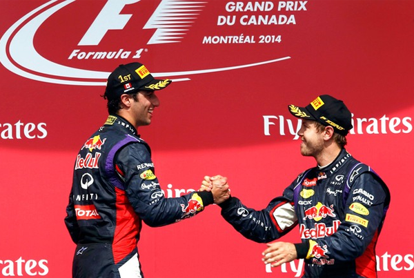 Daniel Ricciardo comemora sua primeira vitória com Sebastian Vettel que ficou em terceiro lugar. Rosberg completou o pódio em segundo FOTO: EFE