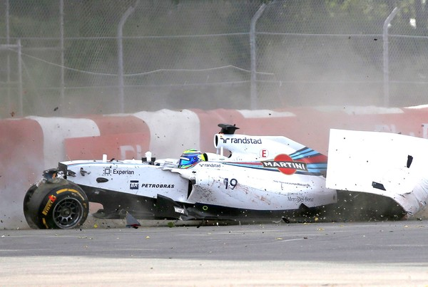 Massa fazia uma boa corrida, mas na última volta bateu em Sergio Pérez e ambos saíram da corrida.  FOTO: Reuters.