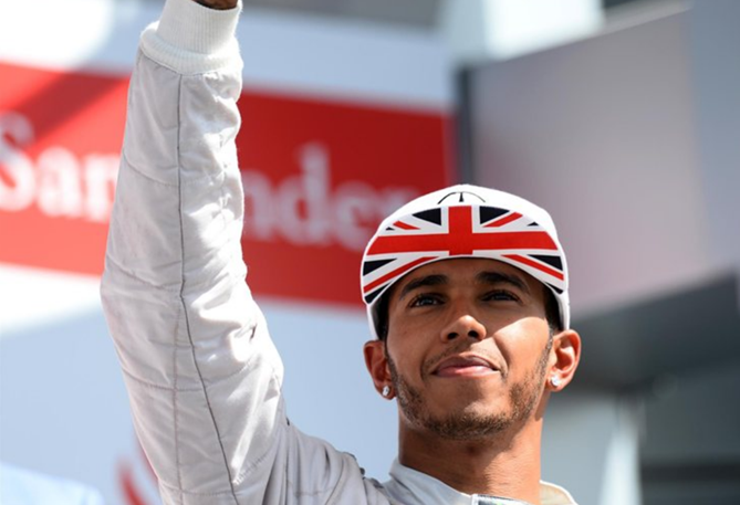 Lewis Hamilton vence a quinta na temporada com Valtteri Bottas em segundo e Daniel Ricciardo em terceiro FOTO: formula1.com.