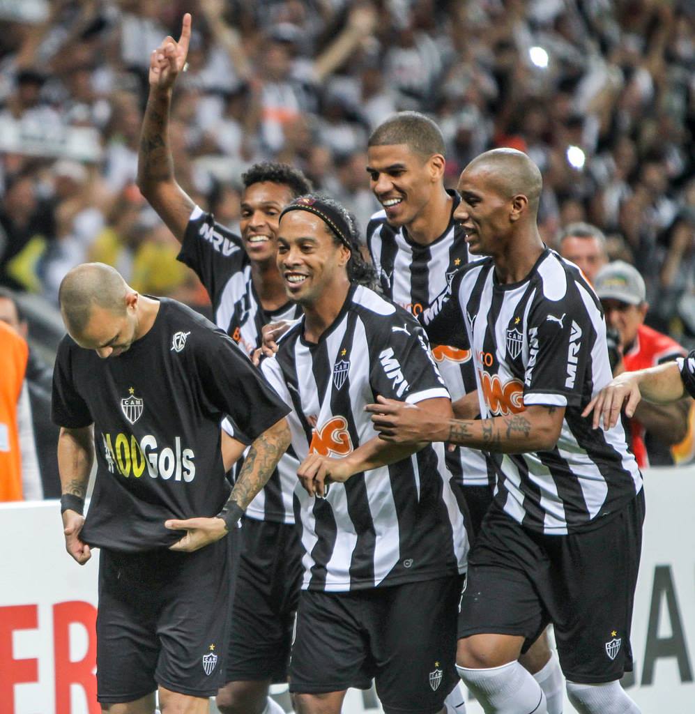 Tardelli comemora com companheiros seu centésimo gol. FOTO: Facebook oficial do Galo