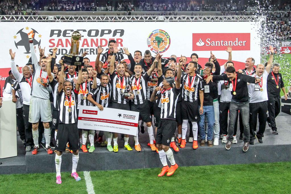 Jogadores erguem seu terceiro troféu no Mineirão. FOTO: Facebook oficial do Galo