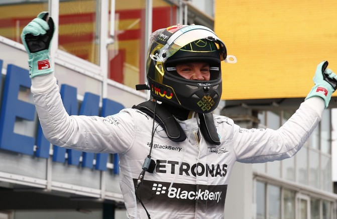 Nico Rosberg vence em casa, com Valtteri Bottas em segundo e Lewis Hamilton após fazer boa corrida de recuperação, em terceiro. Foto: Reuters.