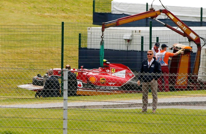 Carro de Kimi Raikkonen após o acidente. FOTO: Reuters.