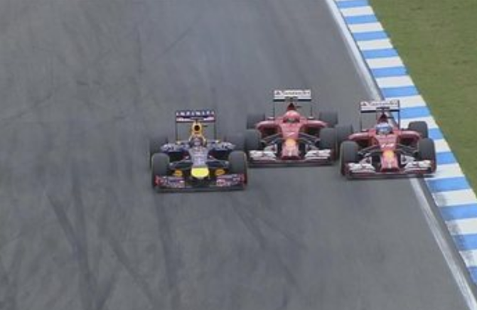 Momento em que Raikkonen ficou espremido entre Ricciardo e Alonso, em uma das muitas disputas durante a corrida. FOTO: formula1.com.
