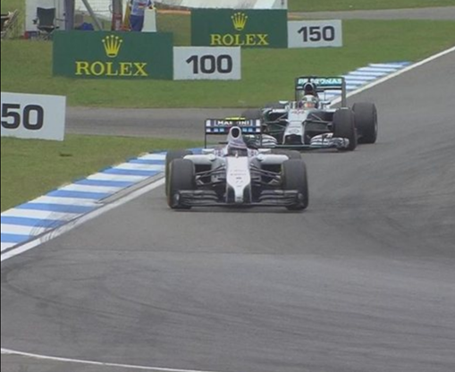 Hamilton bem que tentou, mas não conseguiu ultrapassar Bottas. FOTO: formula1.com.