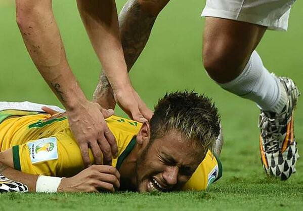 Com entrada violentíssima de defensor colombiano, Neymar fica fora do mundial. FOTO: FIFA