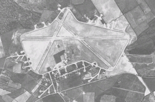 Imagem do traçado de Silverstone em 1950 onde pode-se ver as antigas pistas utilizadas como aeroporto militar durante a Segunda Guerra Mundial. FOTO: wp.clicrbs.com.br.