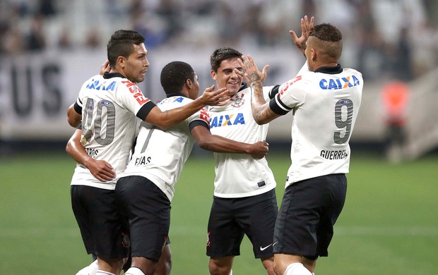 Jogadores do Corinthians comemoram o segundo gol contra o Internacional FOTO: Marcos Ribolli