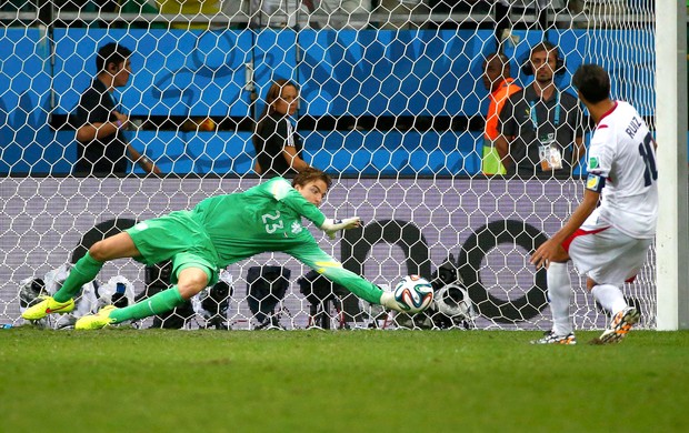 Krul pega a cobrança de pênalti de Bryan Ruiz e coloca a Holanda na semifinal da Copa. FOTO: Reuters