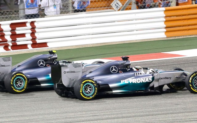 Rosberg x Hamilton: um dos dois deverá levar o caneco em 2014. Será que alguém ainda tem tempo e carro para se intrometer nesta briga entre os dois pilotos da Mercedes? FOTO: Agência AP