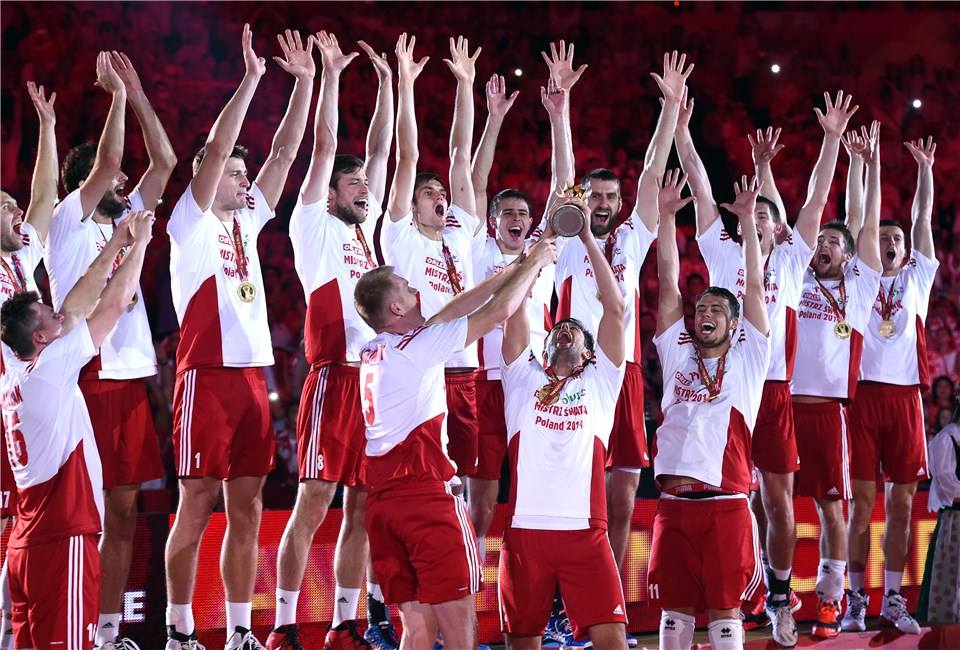 Poloneses erguem a taça em casa. FOTO: FIVB