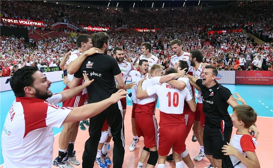 Poloneses celebram o ponto da vitória. FOTO: FIVB