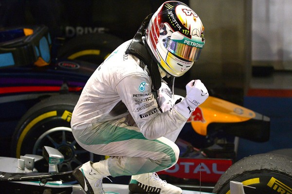 Hamilton comemora muito a vitória e assume a liderança no campeonato de pilotos. FOTO: Agência AFP.