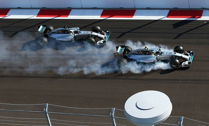 “Fritada” nos pneus logo na largada custou a disputa pela vitória para Nico Rosberg. FOTO: Getty Images 