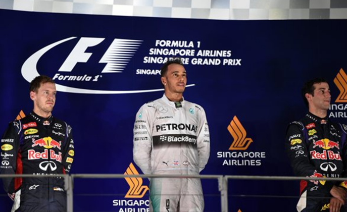 Hamilton venceu novamente este ano e, com o abandono de Rosberg, assumiu a liderança no Mundial de Pilotos. FOTO: formula1.com.