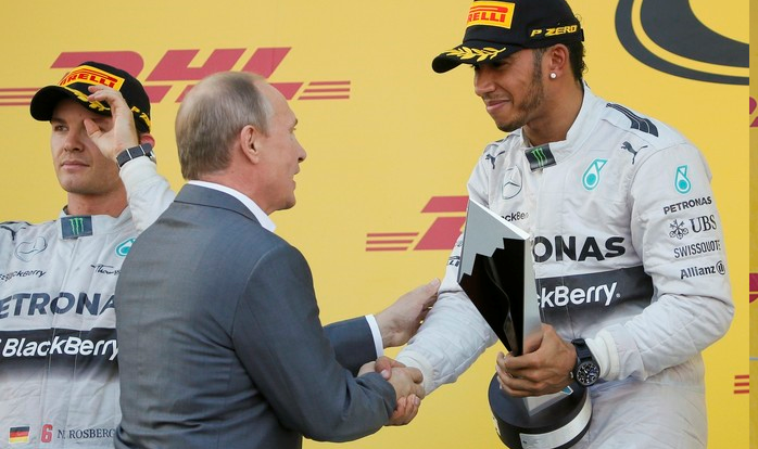 Presidente russo Vladimir Putin entregou os troféus ao vencedor da corrida e ao representante da equipe vencedora, no caso a Mercedes. FOTO: Reuters.