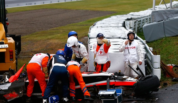 Jules Bianchi sofreu um grave acidente ao colidir seu carro no guindaste que rebocava o carro do alemão Adrian Sutil. FOTO: Getty Images.