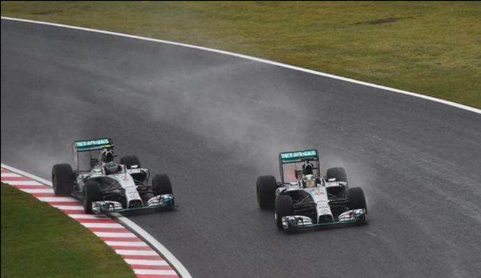 Momento em que Hamilton ultrapassou Rosberg durante a corrida. FOTO: formula1.com