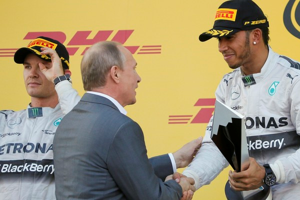 Hamilton está em um melhor momento que Rosberg na disputa pelo título de 2014. FOTO: Reuters