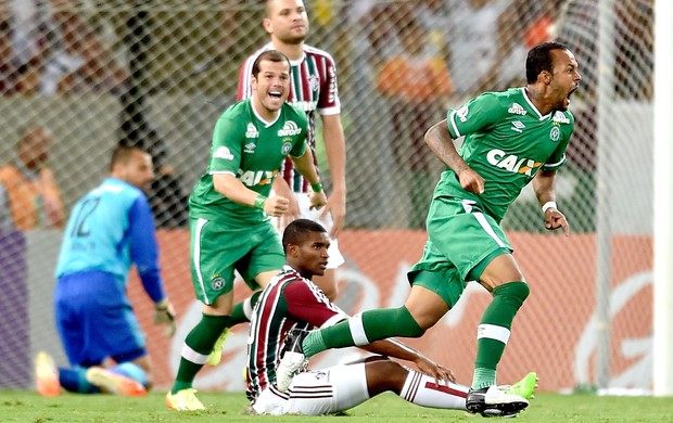 Bruno Silva marca dois e Chapecoense esmaga Flu no Maracanã. FOTO: Buda Mendes / G etty Images