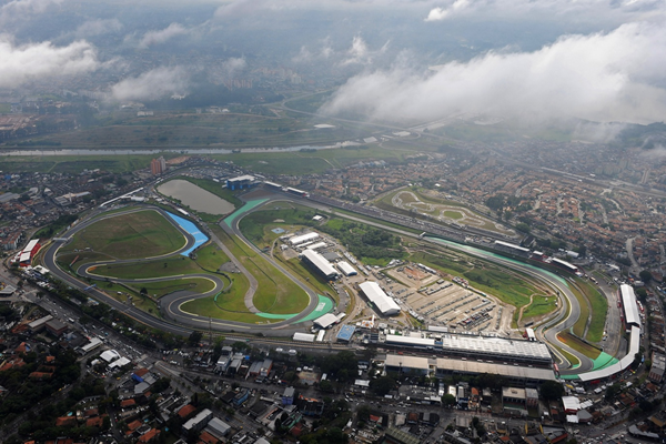 Vista aérea do Autódromo José Carlos Pace, mais conhecido como Circuito de Interlagos, bairro de São Paulo em que está situado. FOTO: rafaelschelb.wordpress.com