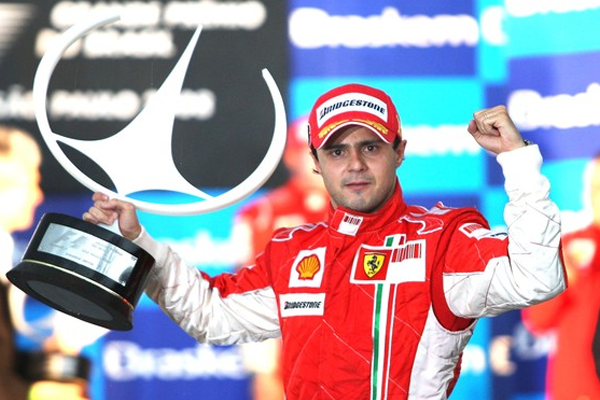 Imagem de Massa com o troféu de vencedor do GP do Brasil de 2008. O título escapou por somente 1 ponto. FOTO: sportv.globo.com
