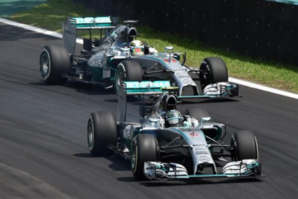 Hamilton não pressionou Rosberg na hora da largada. FOTO: formula1.com.