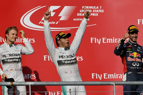 Um empolgado Hamilton contra um desanimado Rosberg. Talvez seja o maior reflexo deste momento de final da temporada de 2014. FOTO: AP.