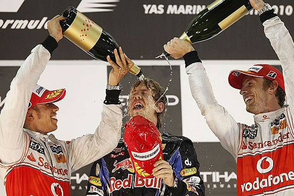 Pódio simbólico: os dois últimos campeões mundiais (Hamilton em 2008 e Button em 2009) deram um “banho” de champanhe no novo campeão Sebastian Vettel. FOTO: telegraph.co.uk.