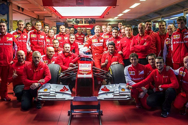 Vettel e sua nova realidade como piloto da Ferrari. Um grande desafio espera pelo alemão em 2015 FOTO: globoesporte.globo.com.