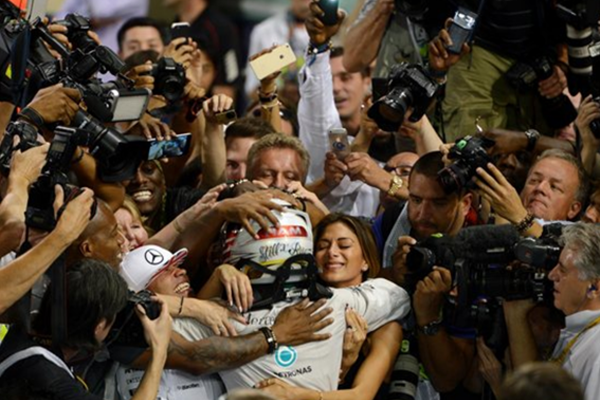 Hamilton “foi para a galera” comemorar o título. FOTO: formula1.com.