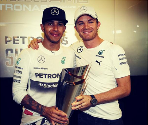 Rosberg cumprimenta Hamilton pelo título conquistado pelo piloto inglês. FOTO: globoesporte.globo.com.