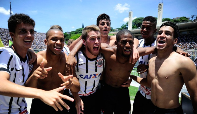 Jogadores do Corinthians comemoram a conquista da nona taça da “Copinha”. FOTO: Marcos Ribolli.