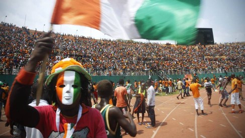 Torcedores da Costa do Marfim invadem o campo para comemorar o título de 92. FOTO: CAF