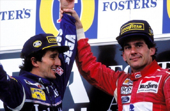 A cena histórica de Senna erguendo o braço de Prost. FOTO: F1