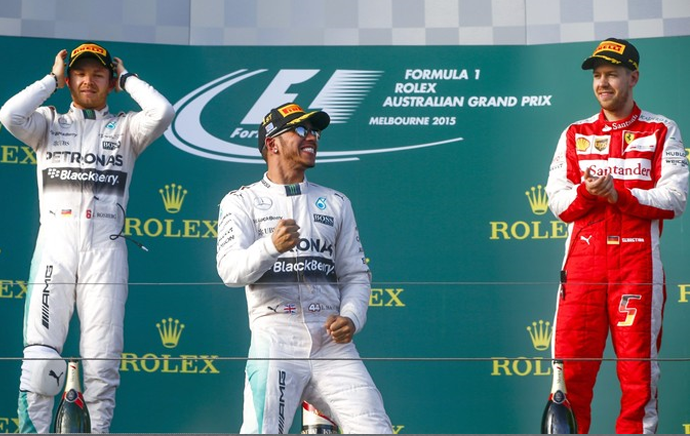 Hamilton comemora a primeira vitória na atual temporada Rosberg em segundo e Vettel em terceiro completaram o pódio. FOTO: AFP.