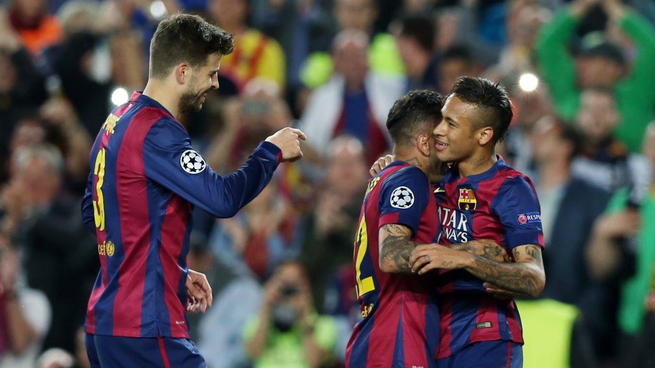 Neymar é festejado por seus dois gols que sacramentaram a vaga do Barça. FOTO: Barcelona