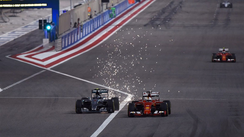Momento em que Rosberg ultrapassa Vettel pela primeira vez no GP do Bahrein. FOTO: formula1.com
