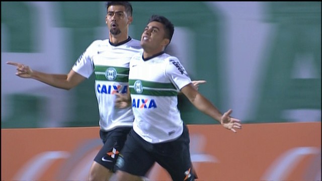 O atacante do Coxa, Rafhael Lucas, comemora o primeiro gol do Brasileirão. FOTO: Globoesporte.com