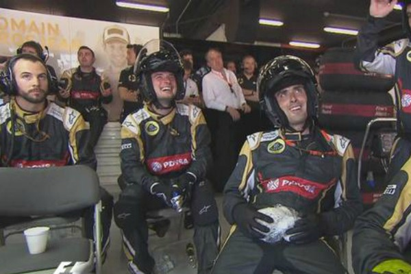 “Barbeiragem” de Grosjean machucou três mecânicos da equipe Lotus. O que segurava o macaco se machucou em uma região meio indiscreta.  FOTO: globoesporte.globo.com