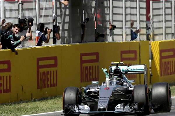Nico Rosberg recebe bandeirada da vitória no GP da Espanha FOTO: EFE