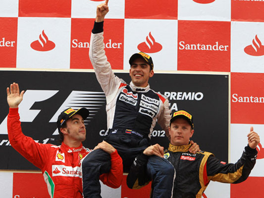 Maldonado comemorou muito sua primeira vitória na Fórmula 1, sendo carregado por Alonso, que chegou em segundo e Raikkonen, que completou o pódio em terceiro.  FOTO: gasparovmotorsport.wordpress.com